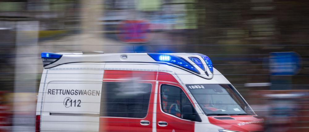 Ein 24-Jähriger ist bei einem Streit um Musik lebensbedrohlich verletzt worden. (Symbolbild)