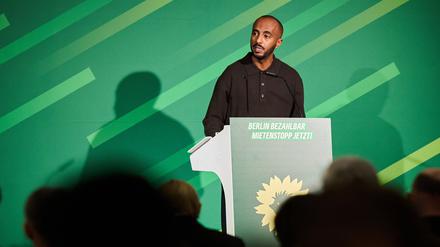 Philmon Ghirmai, Landesvorsitzender der Berliner Grünen, spricht auf der Landesdelegiertenkonferenz zum Leitantrag mit dem Thema Wohnungsmangel.