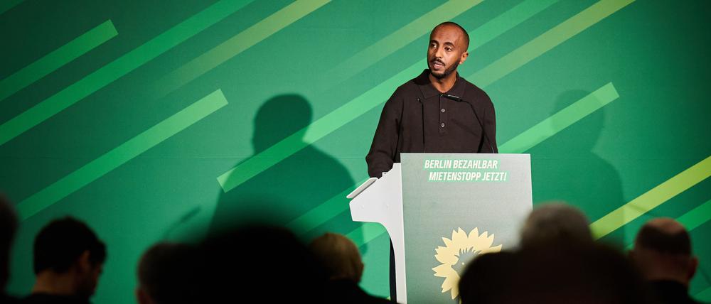 Philmon Ghirmai, Landesvorsitzender der Berliner Grünen, spricht auf der Landesdelegiertenkonferenz zum Leitantrag mit dem Thema Wohnungsmangel.