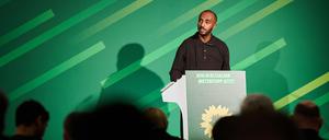 Philmon Ghirmai, Landesvorsitzender der Berliner Grünen, spricht auf der Landesdelegiertenkonferenz zum Leitantrag mit dem Thema Wohnungsmangel.