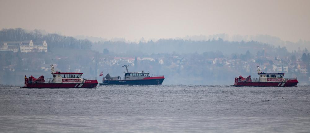 Polizei und Feuerwehr suchen mit Booten nach zwei vermissten Seglern auf dem Bodensee.