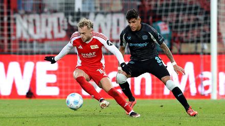 Benedict Hollerbach (links, gegen Leverkusens Piero Hincapie) bereitete das 1:1 vor, blieb mit dem 1. FC Union Berlin aber zum sechsten Mal in Folge sieglos.  