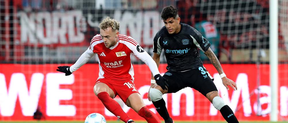 Benedict Hollerbach (links, gegen Leverkusens Piero Hincapie) bereitete das 1:1 vor, blieb mit dem 1. FC Union Berlin aber zum sechsten Mal in Folge sieglos.