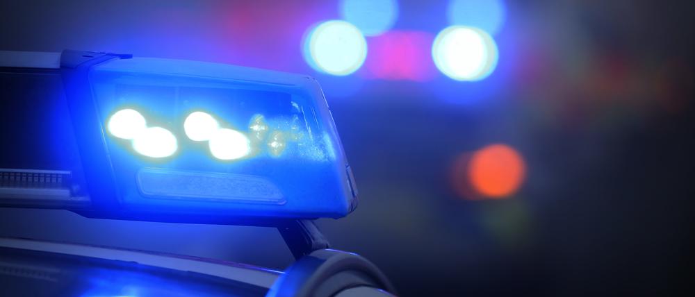 ARCHIV - 10.11.2019, Bayern, Marktbreit: Ein Polizeiauto mit eingeschaltetem Blaulicht steht an einer Unfallstelle. (zu dpa: «Acht Verletzte bei Unfall nach Verfolgungsfahrt mit Polizei») Foto: Karl-Josef Hildenbrand/dpa +++ dpa-Bildfunk +++