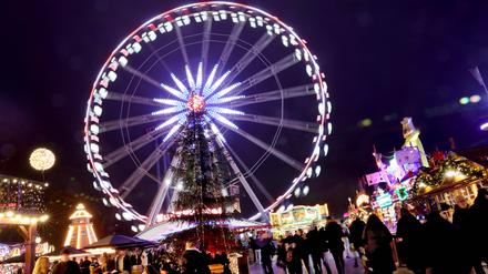 Ein Weihnachtsmarkt wie eine Kirmes: die „Lichtenberger Winterzeit“ an der Landsberger Allee.