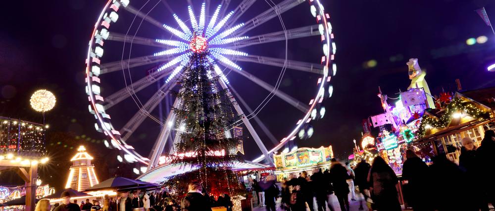 Ein Weihnachtsmarkt wie eine Kirmes: die „Lichtenberger Winterzeit“ an der Landsberger Allee.