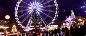 Ein Weihnachtsmarkt wie eine Kirmes: die „Lichtenberger Winterzeit“ an der Landsberger Allee.