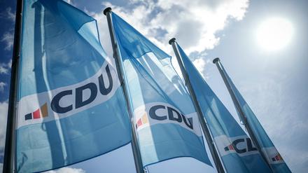 Das CDU-Logo ist auf Fahnen vor dem Konrad-Adenauer-Haus, der CDU-Parteizentrale, zu sehen.