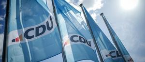 Das CDU-Logo ist auf Fahnen vor dem Konrad-Adenauer-Haus, der CDU-Parteizentrale, zu sehen.