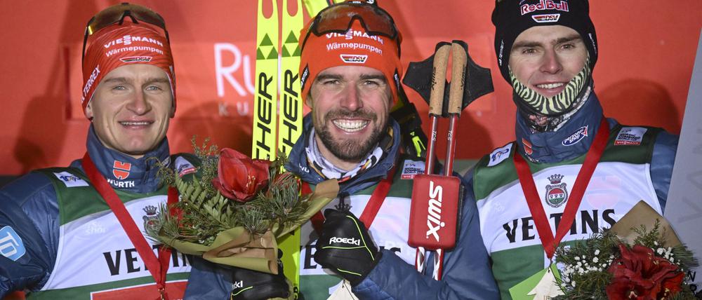 Julian Schmid (l), Johannes Rydzek (M) und Vinzenz Geiger sorgten in Finnland für ein deutsches Podest in der Norischen Kombination.