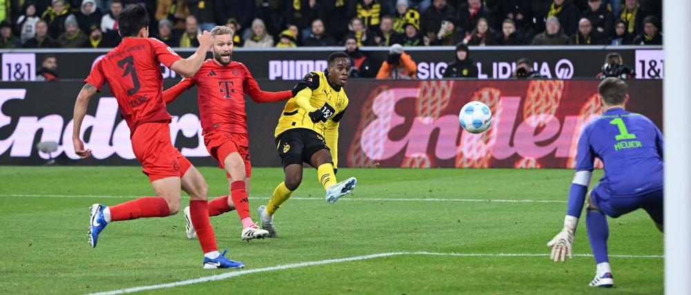  Jamie Gittens schießt das 1:0 für Dortmund.