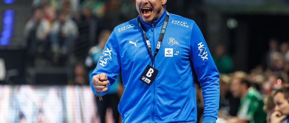 Kiels Coach Filip Jicha gibt Kommandos an der Seitenlinie.