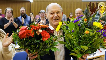 Blumen für den Kandidaten: Die SPD im Wahlkreis 61 Potsdam und Umgebung will Olaf Scholz wieder als ihren Vertreter im Bundestag sehen.