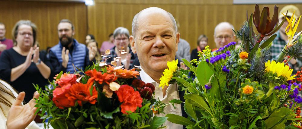 Blumen für den Kandidaten: Die SPD im Wahlkreis 61 Potsdam und Umgebung will Olaf Scholz wieder als ihren Vertreter im Bundestag sehen.