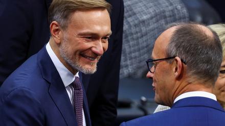 Gute Stimmung zwischen FDP-Chef Christian Lindner und Unionskanzlerkandidat Friedrich Merz eine Woche nach dem Ampel-Aus im Bundestag - die SPD vermutet mehr dahinter.