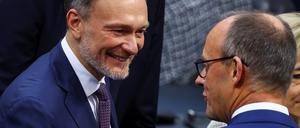 Der ehemalige Finanzminister Christian Lindner und Unionschef Friedrich Merz im Bundestag: Der FDP-Chef wirbt für mehr Unterstützung für eine mögliche Koalition aus FDP und CDU/CSU.