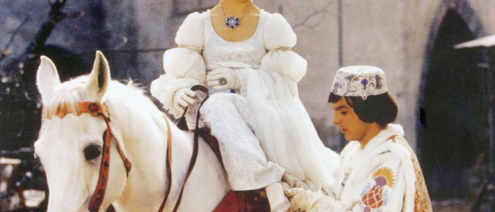 Für Millionen immer wieder schön: Der Prinz (Pavel Trávnícek) passt Aschenbrödel (Libuse Safránková) den verlorenen Schuh im Klassiker „Drei Haselnüsse für Aschenbrödel“ an. (Archivbild)