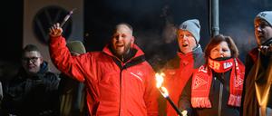 Beschäftigte von Volkswagen bekunden vor dem Werk in Zwickau zum Ende der Friedenspflicht ihre Streikbereitschaft.