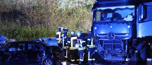 Nach einer Chaosfahrt über mehrere Autobahnen hat die Polizei in Nordrhein-Westfalen einen auffälligen Lkw-Fahrer aus dem Verkehr gezogen.