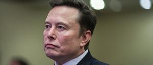 Elon Musk, Tech-Milliardär und Besitzer von „Tesla“ und „X“, hört zu, während der designierte US-Präsident Trump während eines Treffens mit dem Kongresskomitee der Republikaner spricht. 