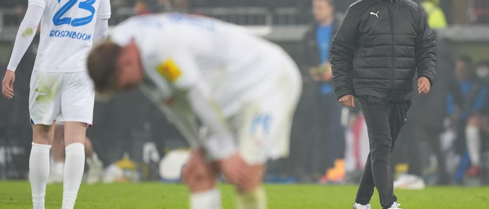 Jobgarantie für Kiel-Trainer Marcel Rapp (r).