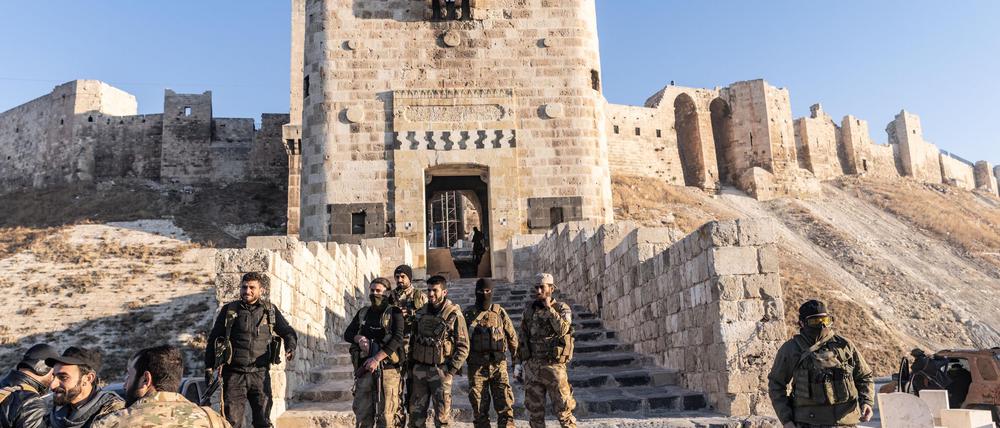 Vor acht Jahren eroberten syrische Regierungstruppen die Millionenstadt Aleppo - jetzt sind die Rebellen zurück.