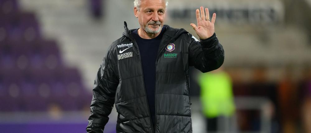 Ein letzter Gruß an die Fans: Pavel Dotchev ist nicht mehr Trainer des FC Erzgebirge Aue.