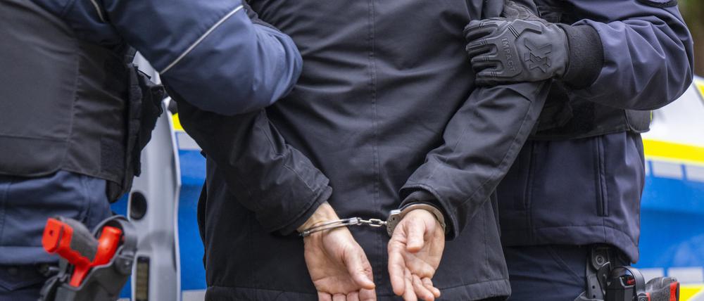 Die Polizei nimmt einen Mann fest. (Symbolbild)