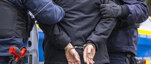 Die Polizei nimmt einen Mann fest. (Symbolbild)