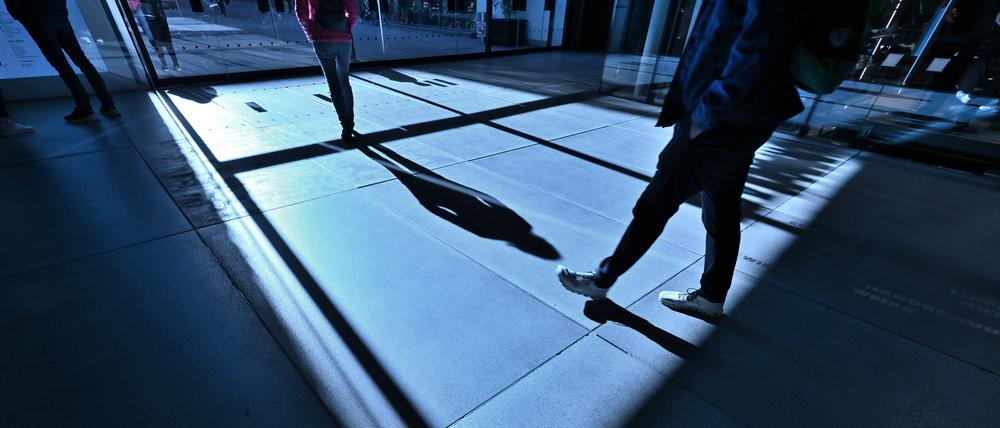 Schatten in der Dämmerung. Angst – am Abend auf der Straße.