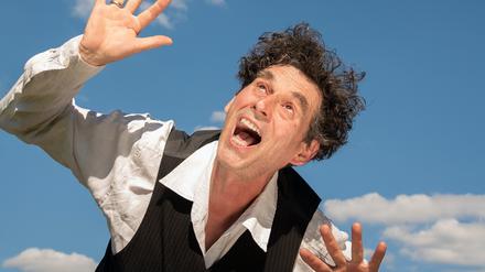 Hoffen oder Bangen? Axel Pätz im Jahresrückblick des Kabarett-Theaters Distel.