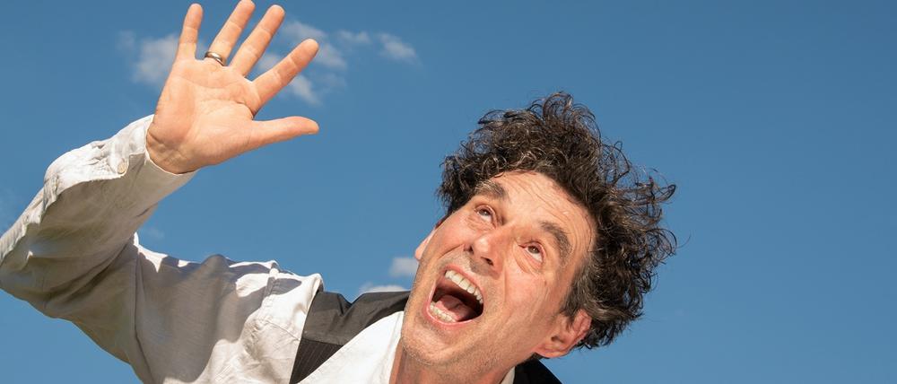 Hoffen oder Bangen? Axel Pätz im Jahresrückblick des Kabarett-Theaters Distel.