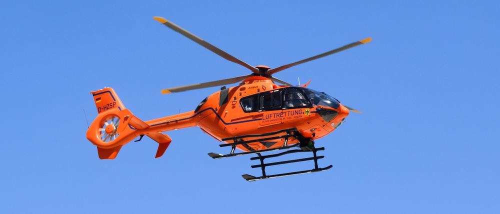  Ein Rettungshubschrauber fliegt über der Notaufnahme. (Symbolbild)