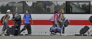 Klassenfahrt, ICE im Hauptbahnhof Stuttgart, Stuttgart, Baden-Württemberg, Deutschland, Europa Class trip, ICE at Stuttgart main station, Stuttgart, Baden-Württemberg, Germany, Europe Copyright: imageBROKER/WalterxG.xAllgöwer iblwga11359197.jpg Bitte beachten Sie die gesetzlichen Bestimmungen des deutschen Urheberrechtes hinsichtlich der Namensnennung des Fotografen im direkten Umfeld der Veröffentlichung