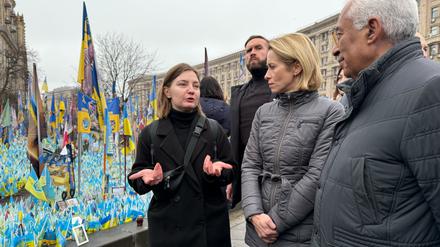 Der neue EU-Ratspräsident António Costa (r) und die neue EU-Außenbeauftragte Kaja Kallas (2.v.r) sprechen mit einer Kriegsveteranin auf dem Maidan beim Besuch in der ukrainischen Hauptstadt Kiew. 
