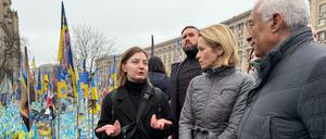 Der neue EU-Ratspräsident António Costa (r) und die neue EU-Außenbeauftragte Kaja Kallas (2.v.r) sprechen mit einer Kriegsveteranin auf dem Maidan beim Besuch in der ukrainischen Hauptstadt Kiew. 