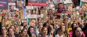 Menschen versammeln sich, um die Freilassung von Geiseln zu fordern, die im Gazastreifen von der Hamas festgehalten werden. 