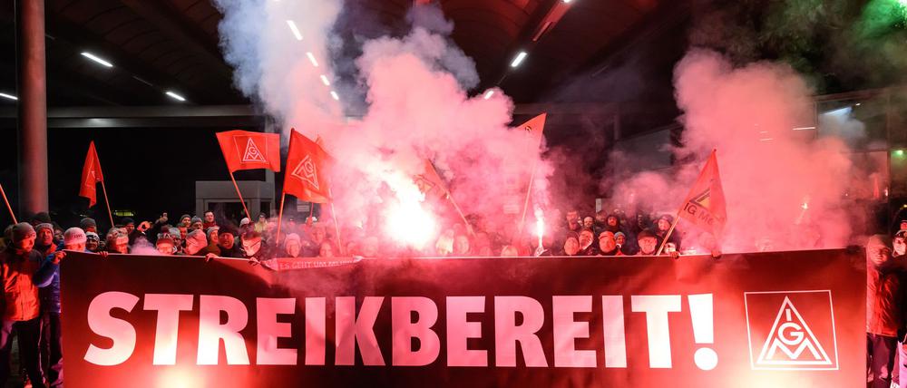 Zum Ende der Friedenspflicht bekunden Beschäftigte von Volkswagen ihre Streikbereitschaft. 