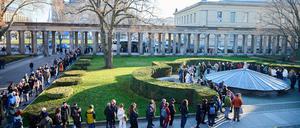 Eine Menschenschlange steht auf der Museumsinsel vor der Alten Nationalgalerie. (Foto aktuell)