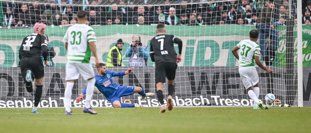 Der Video-Schiedsrichter greift ein - und Julian Green (r) trifft.