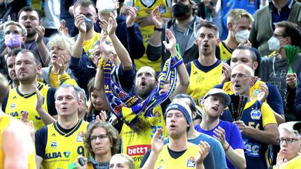 Die Alba-Fans zeigten sich kreativ und stimmten Weihnachtslieder an.