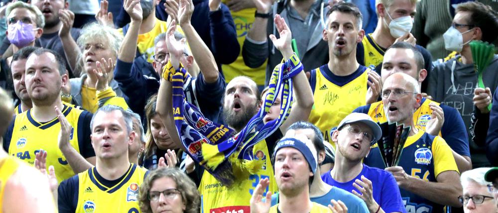 Die Alba-Fans zeigten sich kreativ und stimmten Weihnachtslieder an.