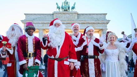 Roter Mantel, Bart und Geschenke: Weihnachtsmänner und Engel stimmen in Berlin auf die Weihnachtszeit ein. 