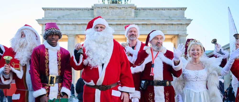 Roter Mantel, Bart und Geschenke: Weihnachtsmänner und Engel stimmen in Berlin auf die Weihnachtszeit ein.