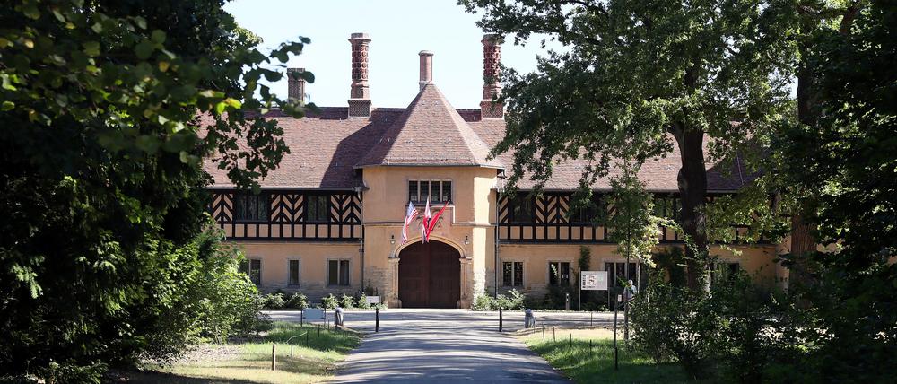 Das Schloss Cecilienhof im Neuen Garten in Potsdam.