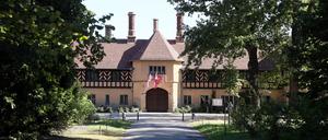 Das Schloss Cecilienhof im Neuen Garten in Potsdam.