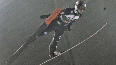 Platz eins mit nur einem Sprung: Andreas Wellinger freut sich über seinen ersten Saisonsieg.