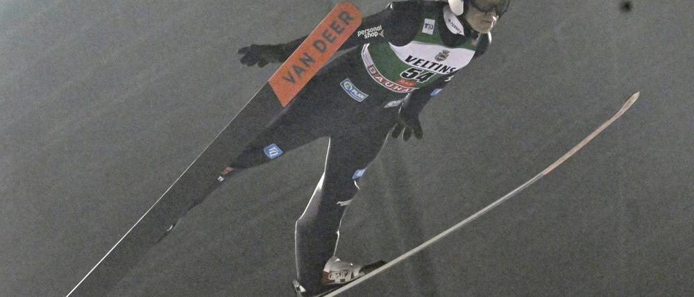 Platz eins mit nur einem Sprung: Andreas Wellinger freut sich über seinen ersten Saisonsieg.