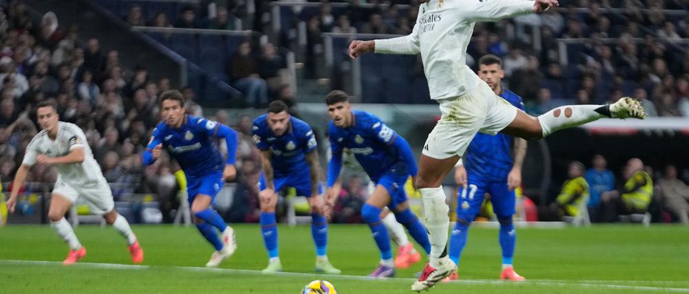 Jude Bellingham trifft sicher vom Punkt.