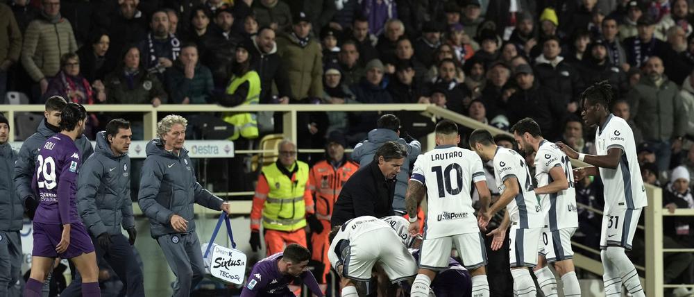 Spieler kümmern sich um den kollabierten Edoardo Bove.